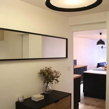 Design Apt Near Republique Paryż